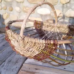 Atelier adulte vannerie sauvage en ronce et en jonc, à la Cueillette de l'Aragnon