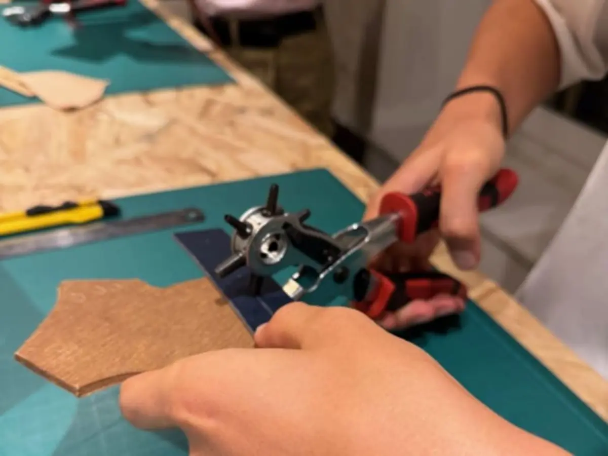 Atelier apéro-maroquinerie création d'une ceinture à Paris 2ème