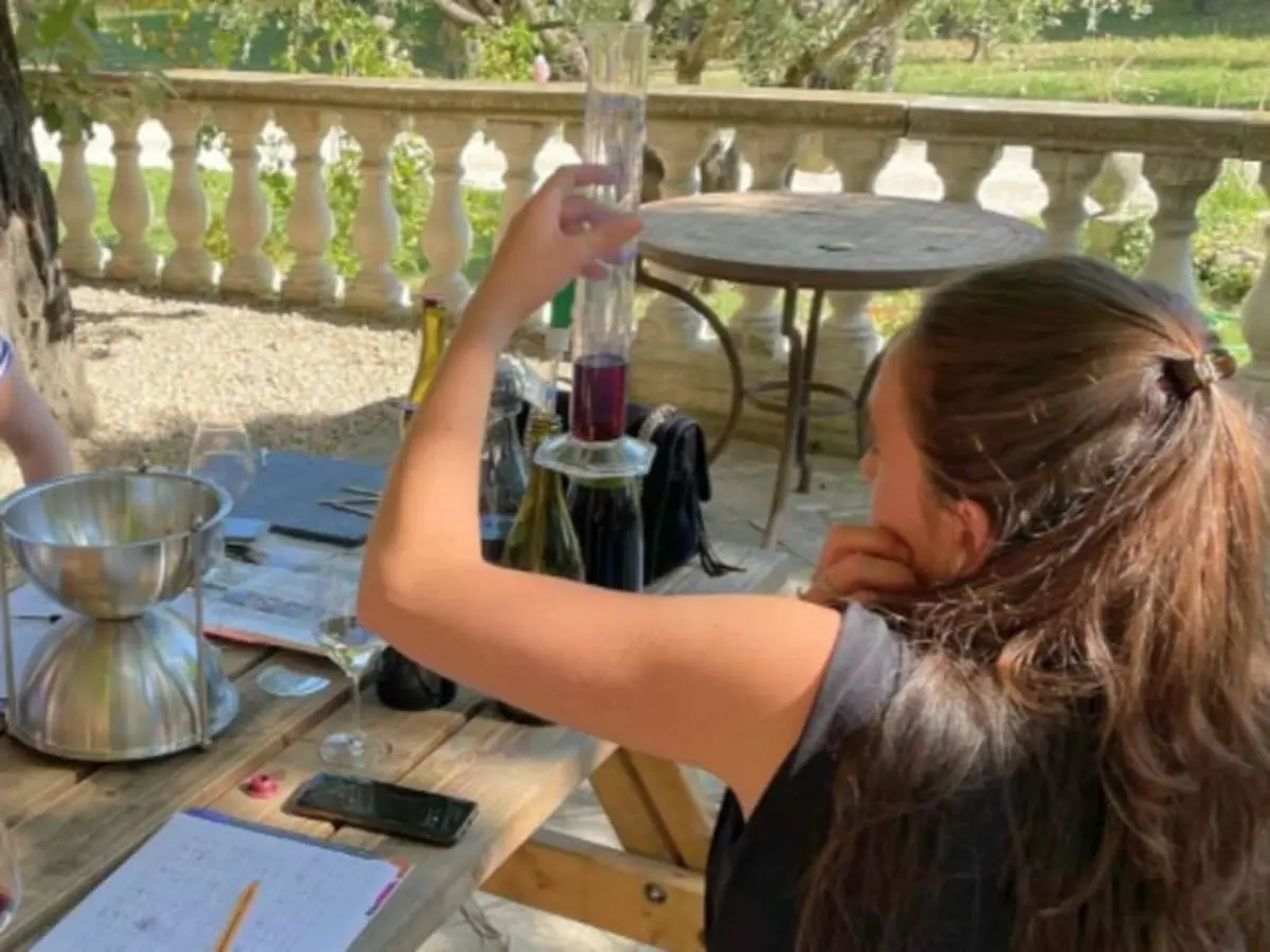 Atelier assemblage de vin au Château des Coccinelles (30)