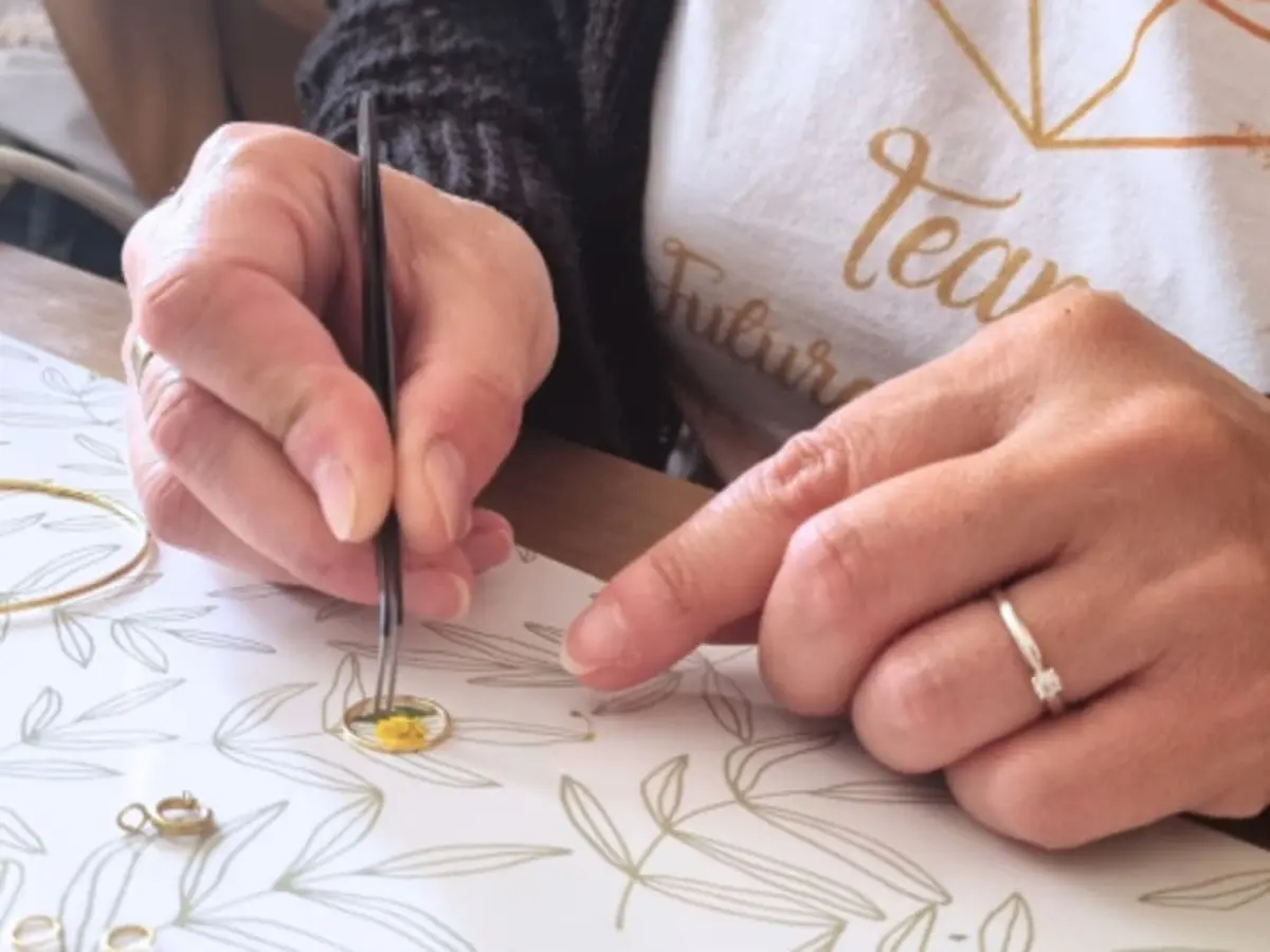 Atelier bijou en résine & fleurs séchées à Niort (79)