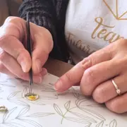 Atelier bijou en résine & fleurs séchées à Niort (79)