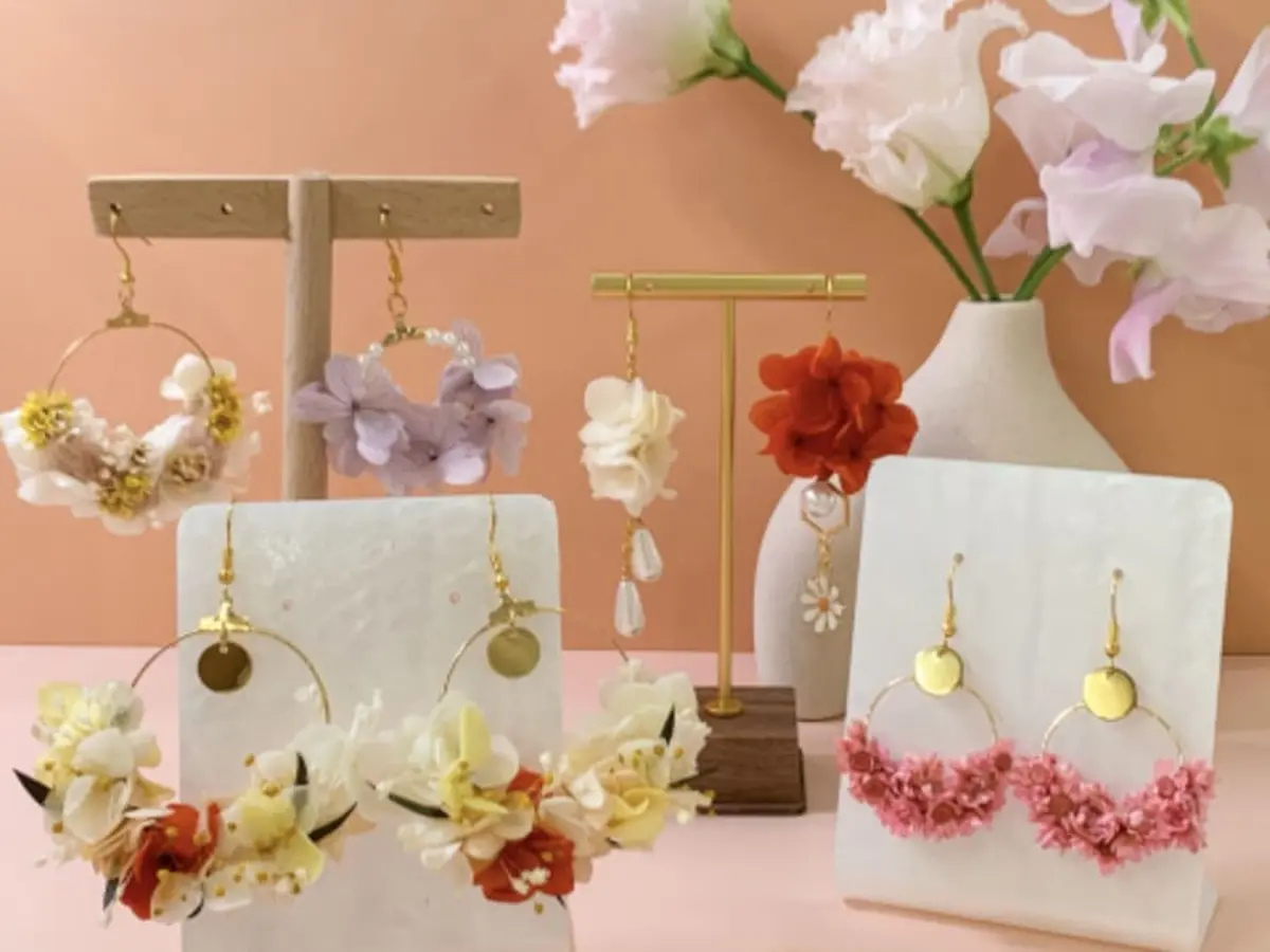 Atelier boucles d'oreilles en fleurs séchées à Gentilly (94)