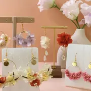 Atelier boucles d'oreilles en fleurs séchées à Gentilly (94)