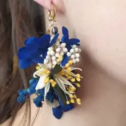 Atelier boucles d'oreilles en fleurs séchées à Marseille 5ème
