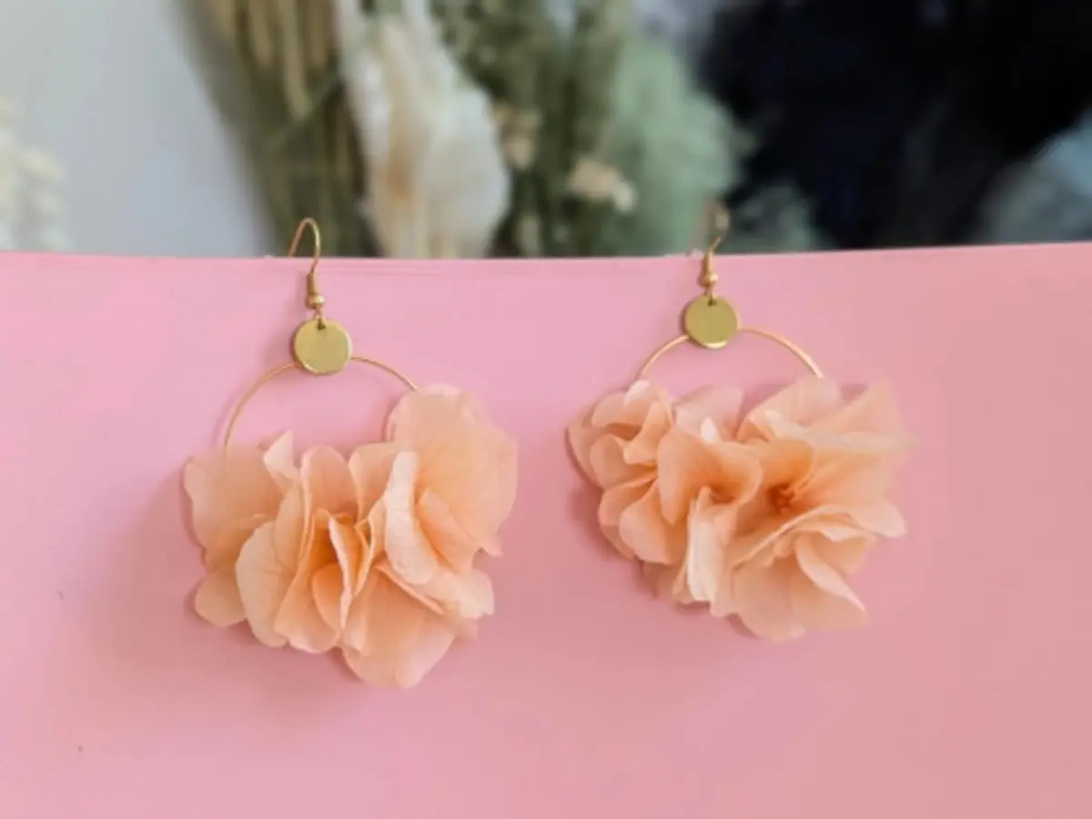 Atelier boucles d'oreilles en fleurs stabilisées à Nantes (44)