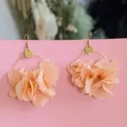 Atelier boucles d'oreilles en fleurs stabilisées à Nantes (44)