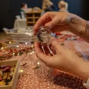 Atelier boule de Noël en fleurs séchées à Strasbourg (67)