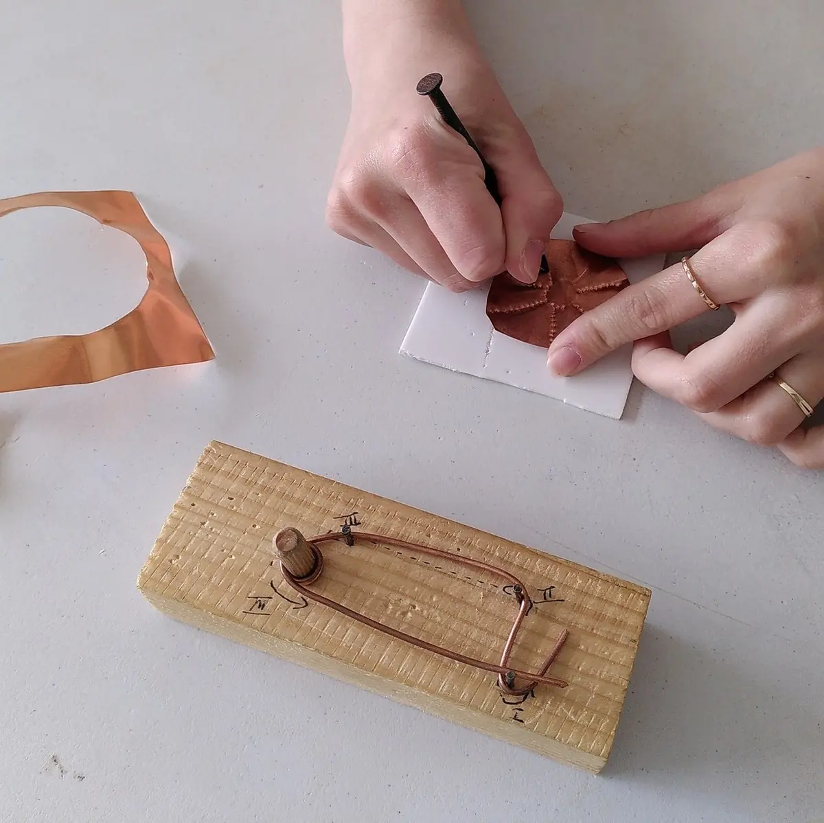 Atelier broche antique en cuivre, au musée gallo-romain