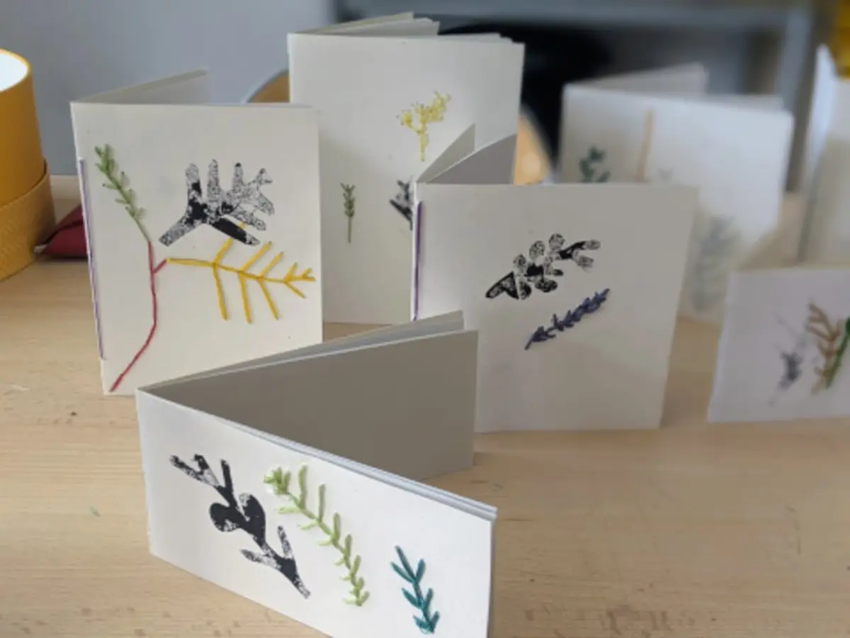 Atelier broderie sur cahier parent-enfant à Toulouse (31)