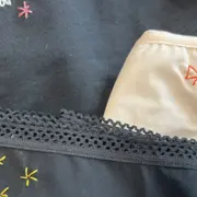 Atelier broderie sur culotte de règles