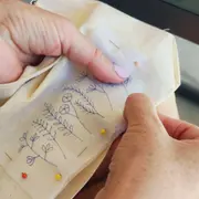 Atelier broderie sur pochon à Luchapt (86)