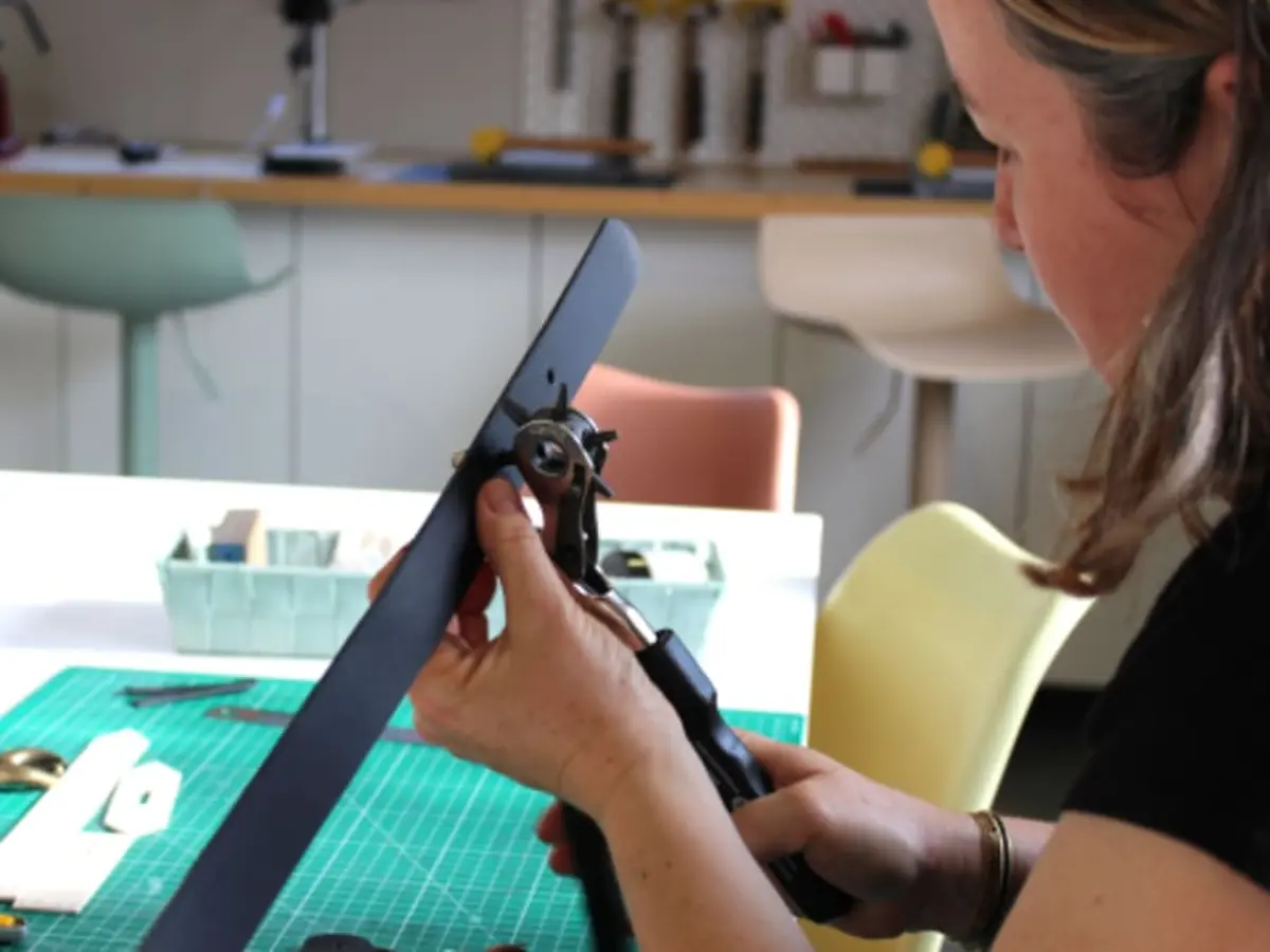 Atelier ceinture en cuir à tannage végétal à Annecy (74)