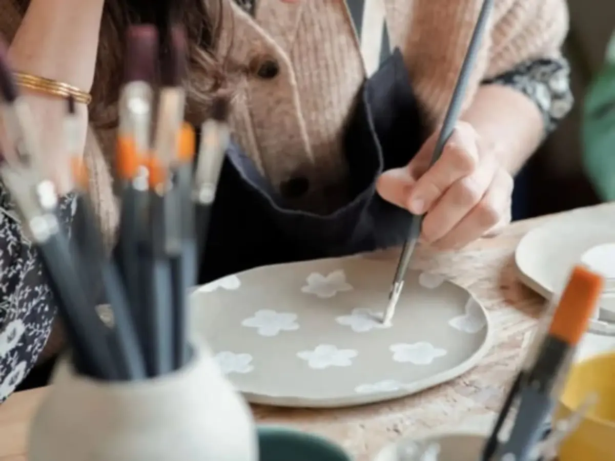 Atelier céramique création d'assiettes à dessert à Lille (59)