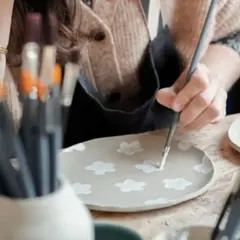 Atelier céramique création d'assiettes à dessert à Lille (59)