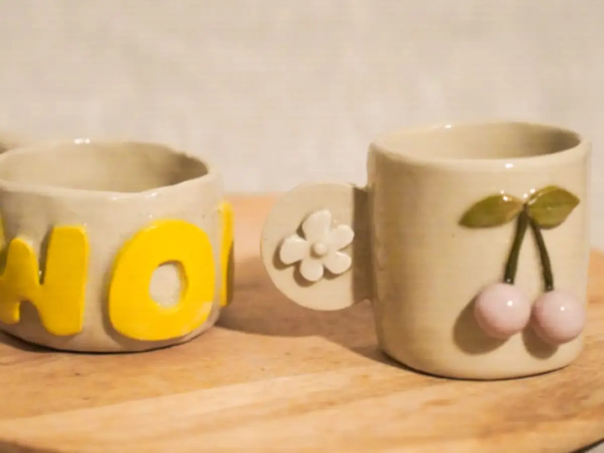 Atelier Céramique création de mug en relief à Bayas (33)