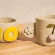 Atelier Céramique création de mug en relief à Bayas (33)