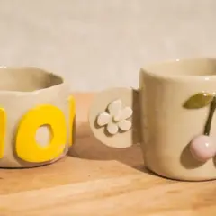 Atelier Céramique création de mug en relief à Bayas (33)