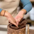 Atelier céramique modelage d'un mug près de Tours (37)