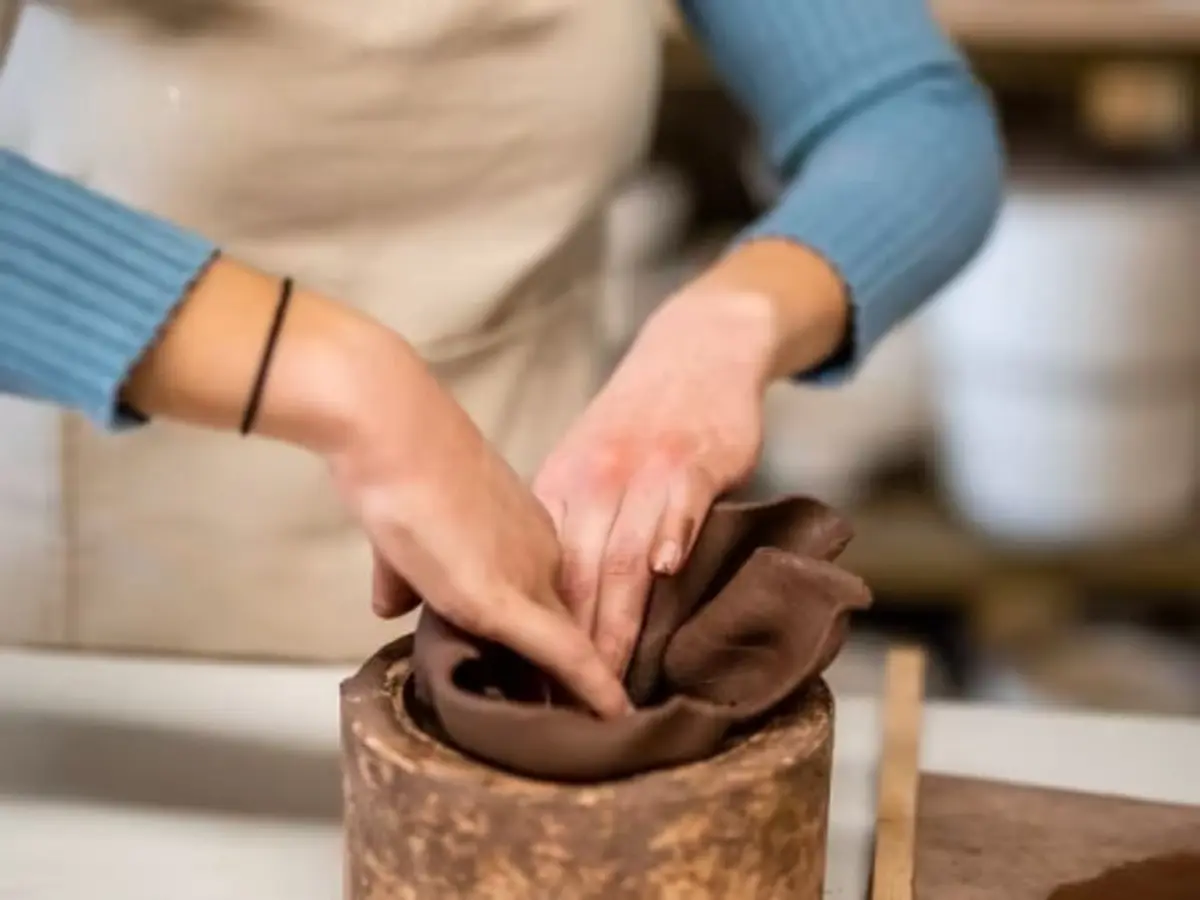 Atelier céramique modelage d'un mug près de Tours (37)