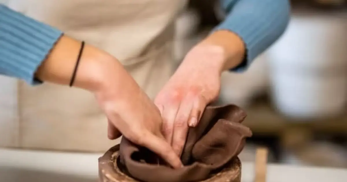Atelier céramique modelage d'un mug près de Tours (37)