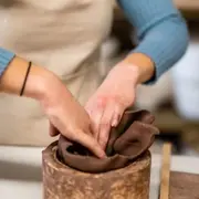 Atelier céramique modelage d'un mug près de Tours (37)