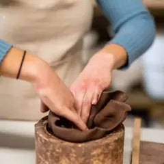 Atelier céramique modelage d'un mug près de Tours (37)