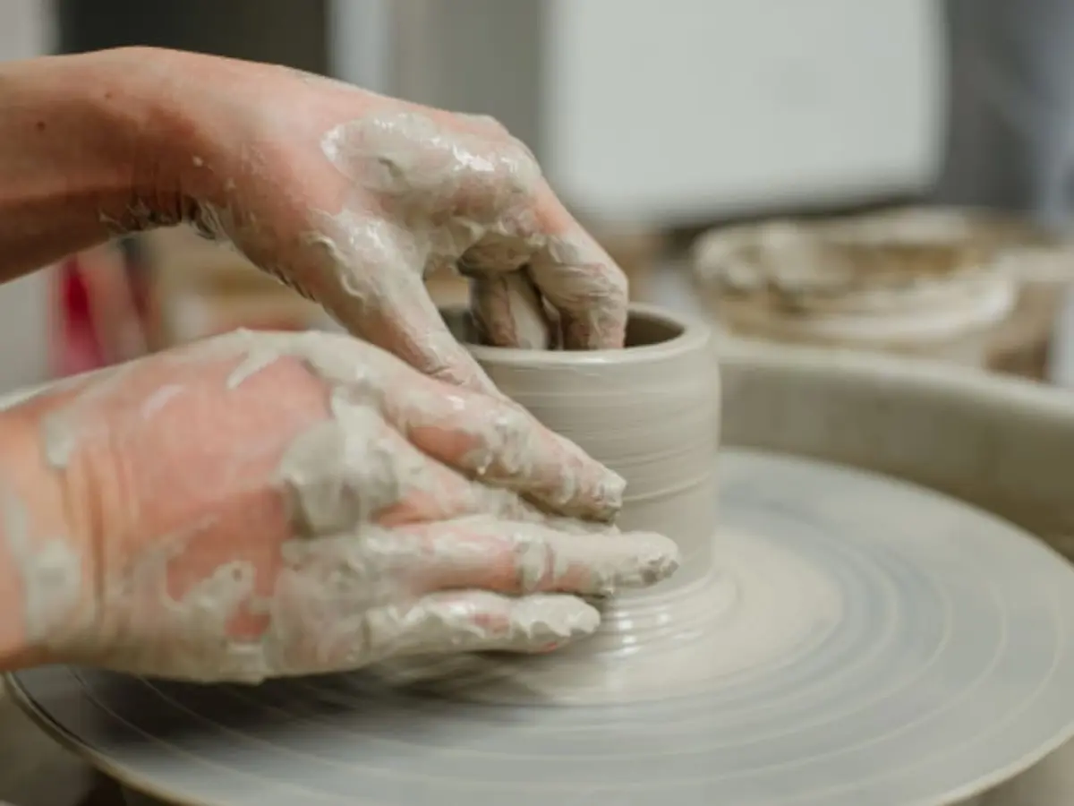 Atelier céramiquetournage d'un set à café à Saint-Étienne (42)