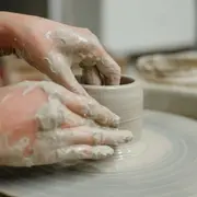 Atelier céramiquetournage d'un set à café à Saint-Étienne (42)