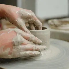 Atelier céramiquetournage d'un set à café à Saint-Étienne (42)