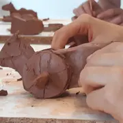 Atelier cheval à roulettes en argile, au musée gallo-romain