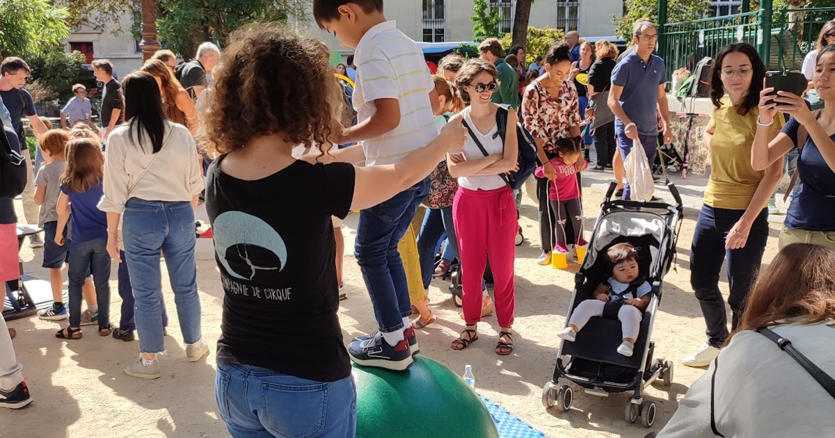 Atelier cirque sur la place Marthe Simard - Paris 14