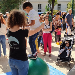Atelier cirque sur la place Marthe Simard - Paris 14