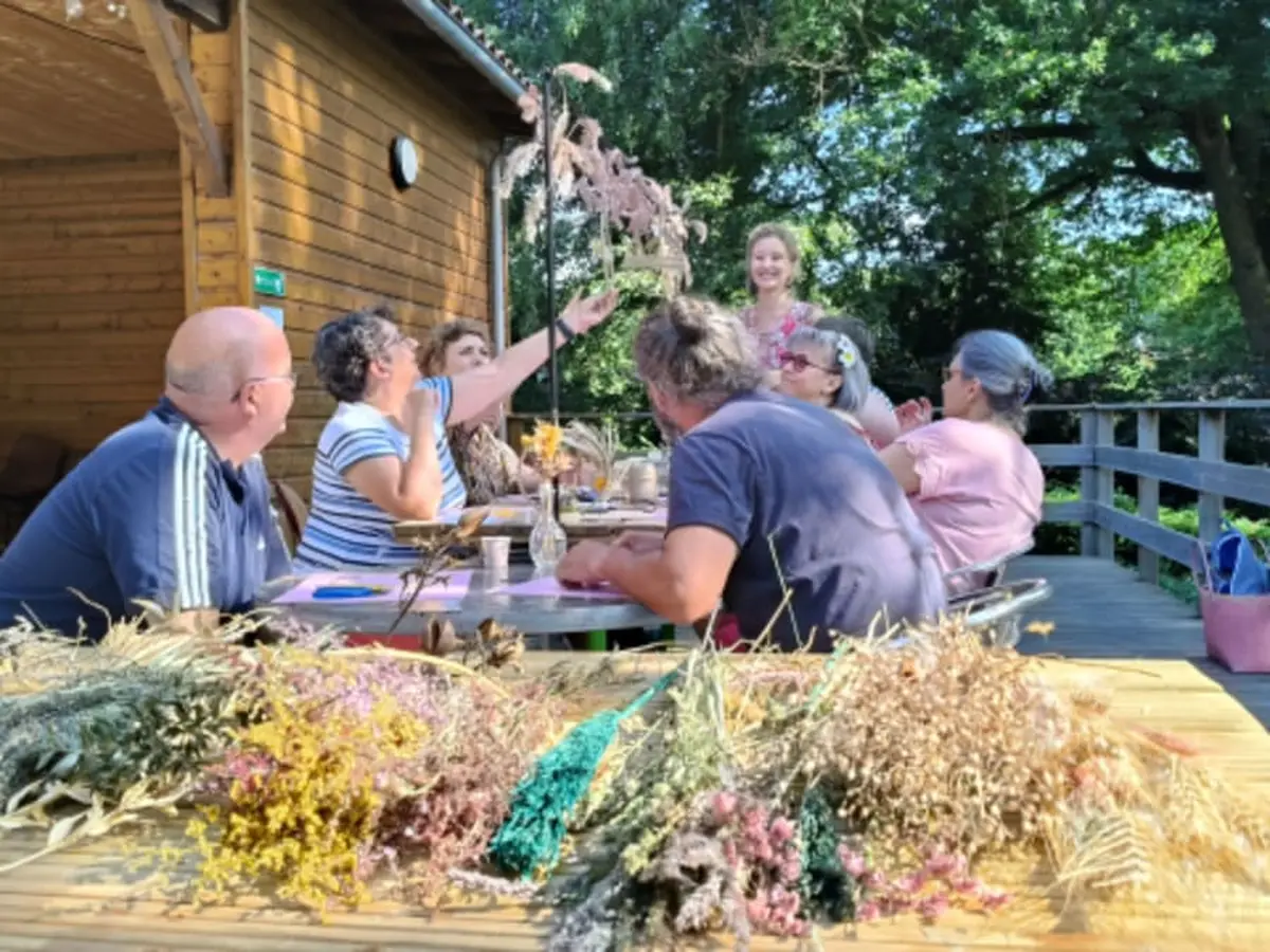Atelier couronne de fleurs séchées à Luchapt (86)