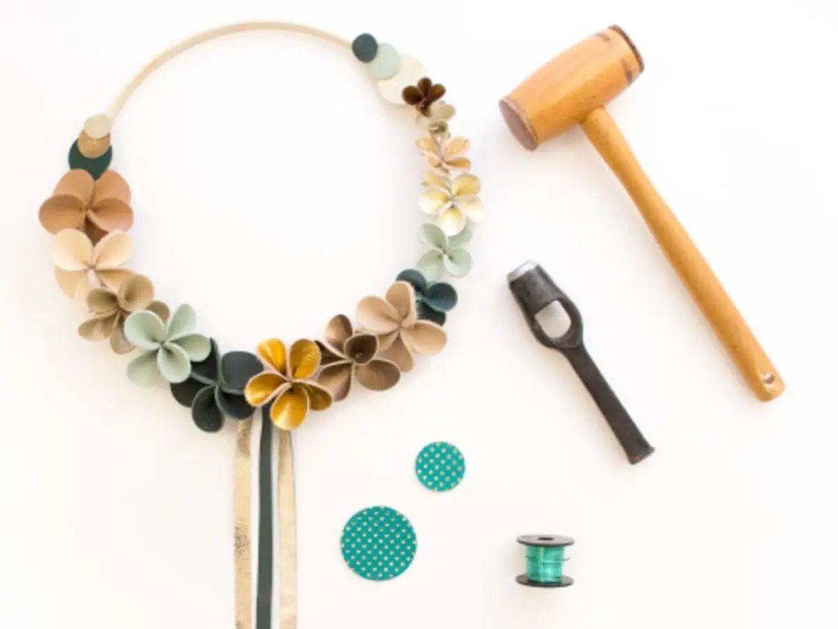 Atelier couronne en cuir à Montjean-sur-Loire