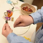 Atelier couronne murale en fleurs séchées à Laval (53)