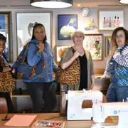 Atelier couture d'une création en tissus wax à Paris 10ème