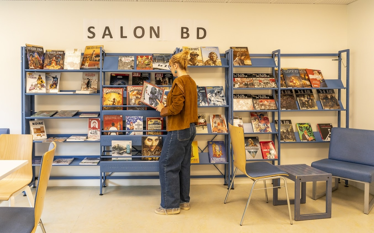 Une femme au rayon BD