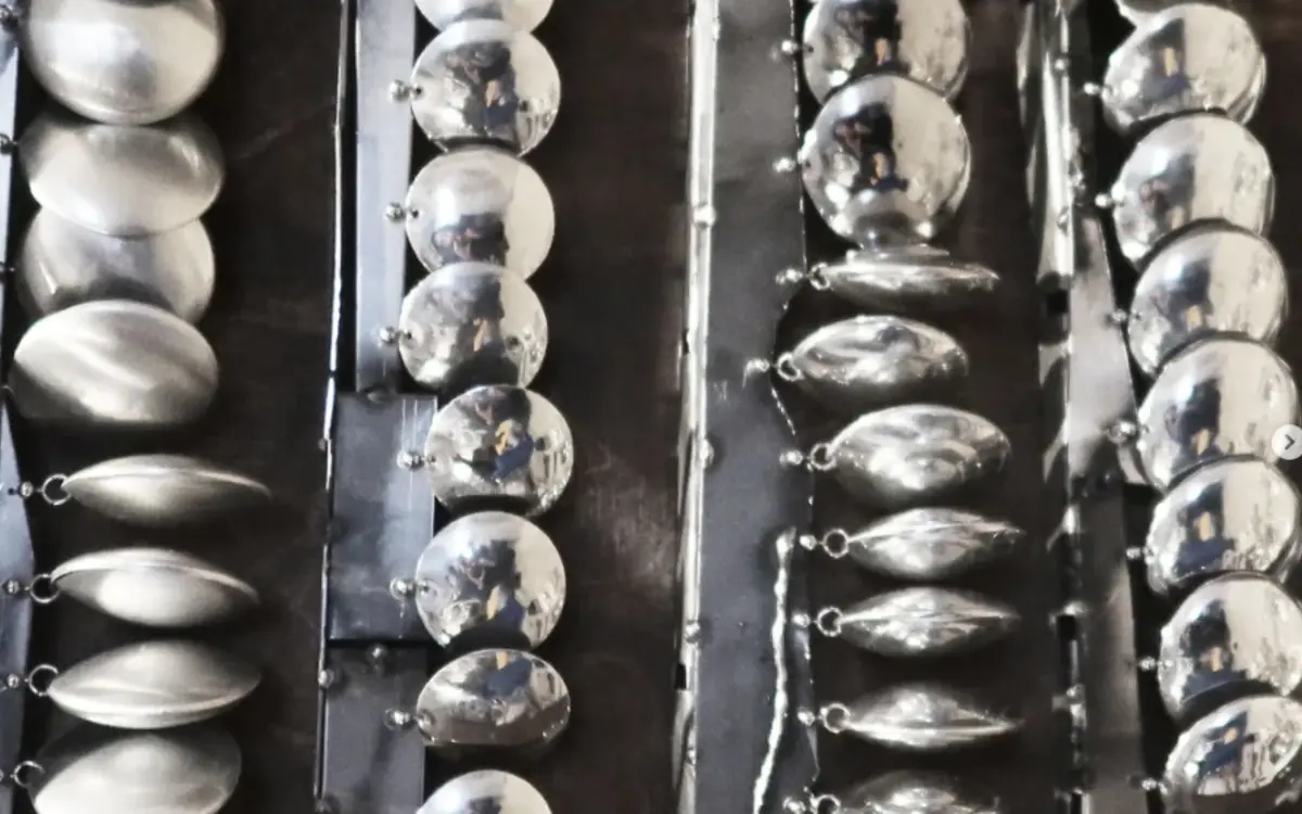 Photographie de boucles d'oreilles qui ont été fabriquées à partir de cannettes en aluminium.