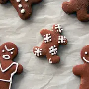 Atelier créatif : guirlande de bonhommes en pain d'épice