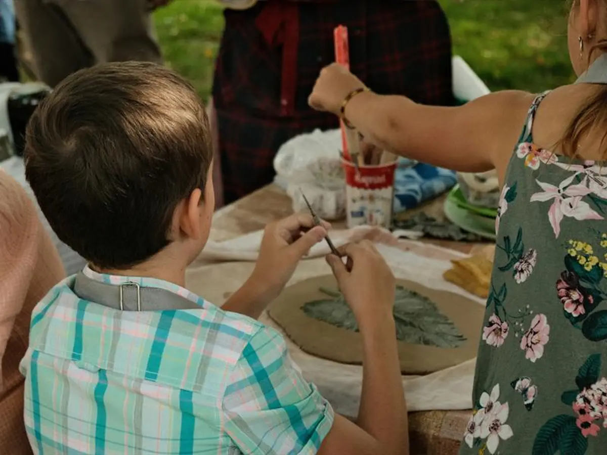 Atelier créatif nature - empreintes en argile