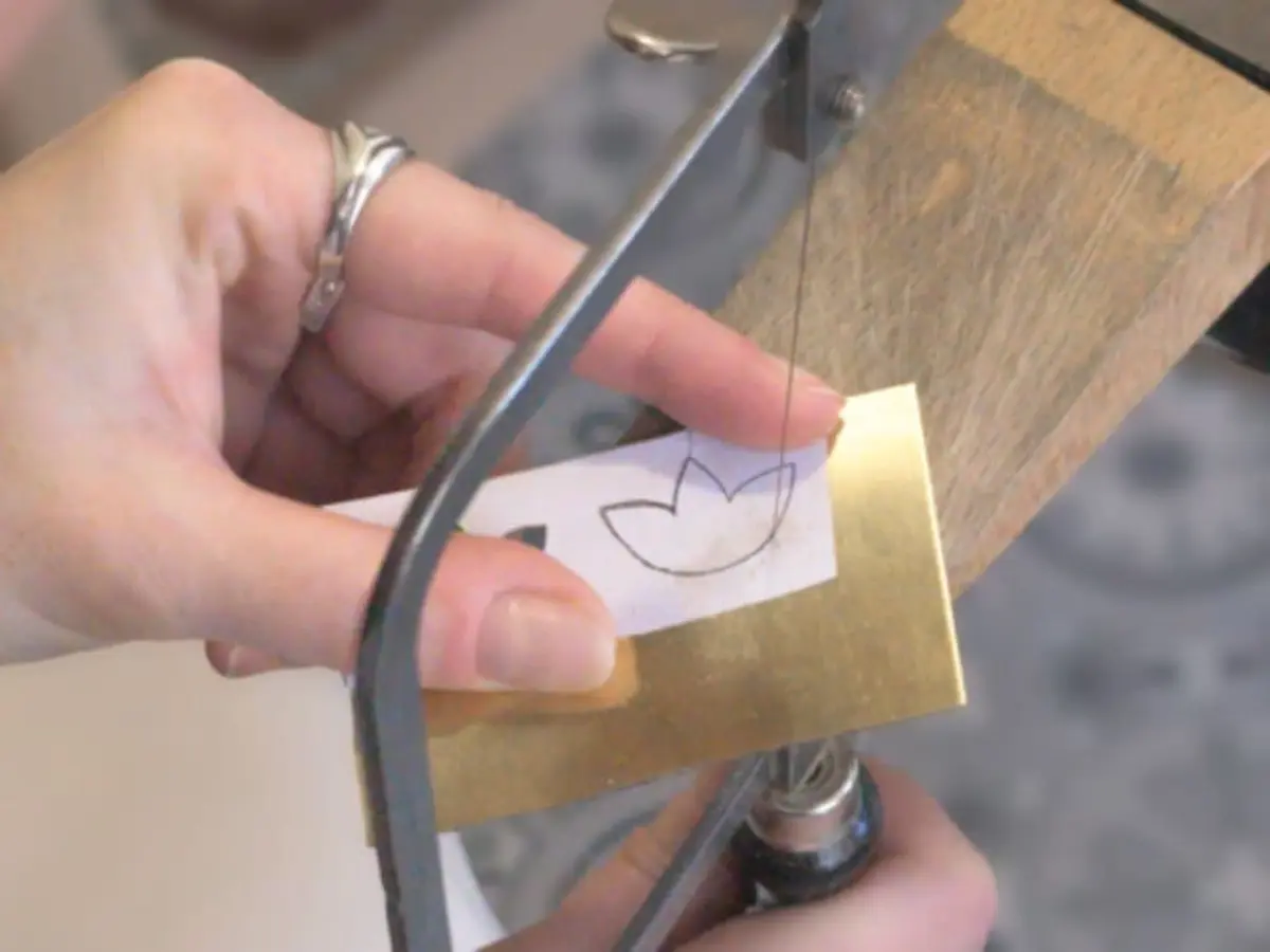 Atelier cr&eacute;ation boucles d'oreilles martel&eacute;es en laiton dor&eacute; &agrave; Nantes (44)