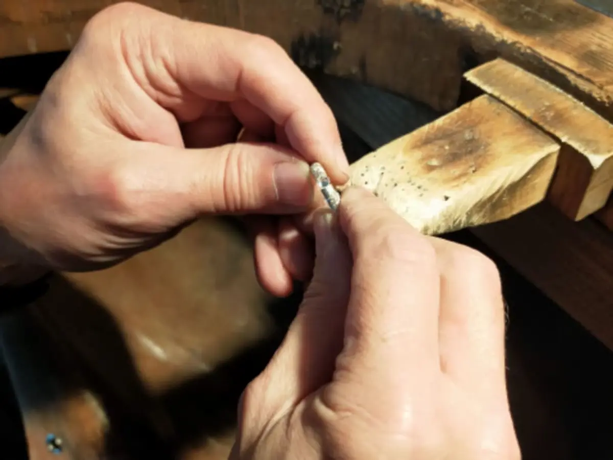 Atelier création d'un bijou en argent à Dijon (21)