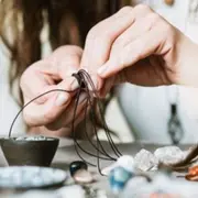 Atelier création d'un bijou en verre filé à Paris 14ème