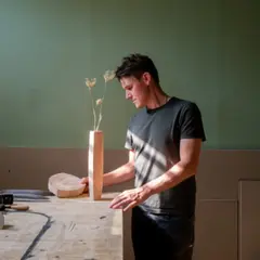 Atelier création d'un vase sculptural en bois massif à Lille