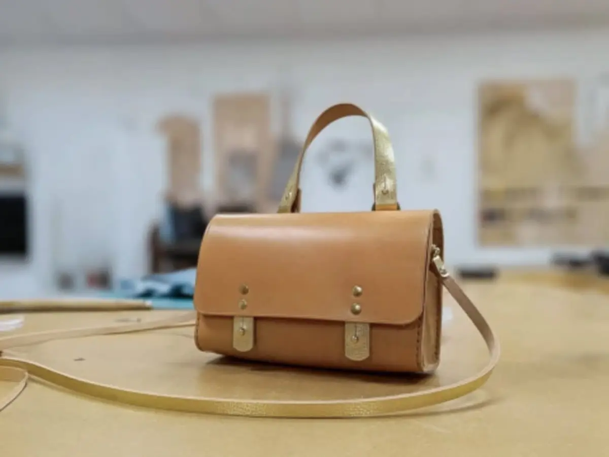 Atelier création d'une besace en cuir près d'Angers (49)