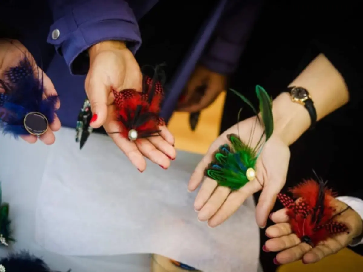 Atelier création d'une broche en plumes à Paris 5ème