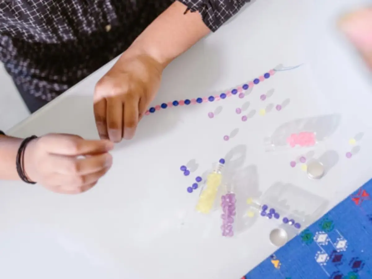 Atelier cr&eacute;ation de Bijoux pour enfants &agrave; Fabr&egrave;gues (34)