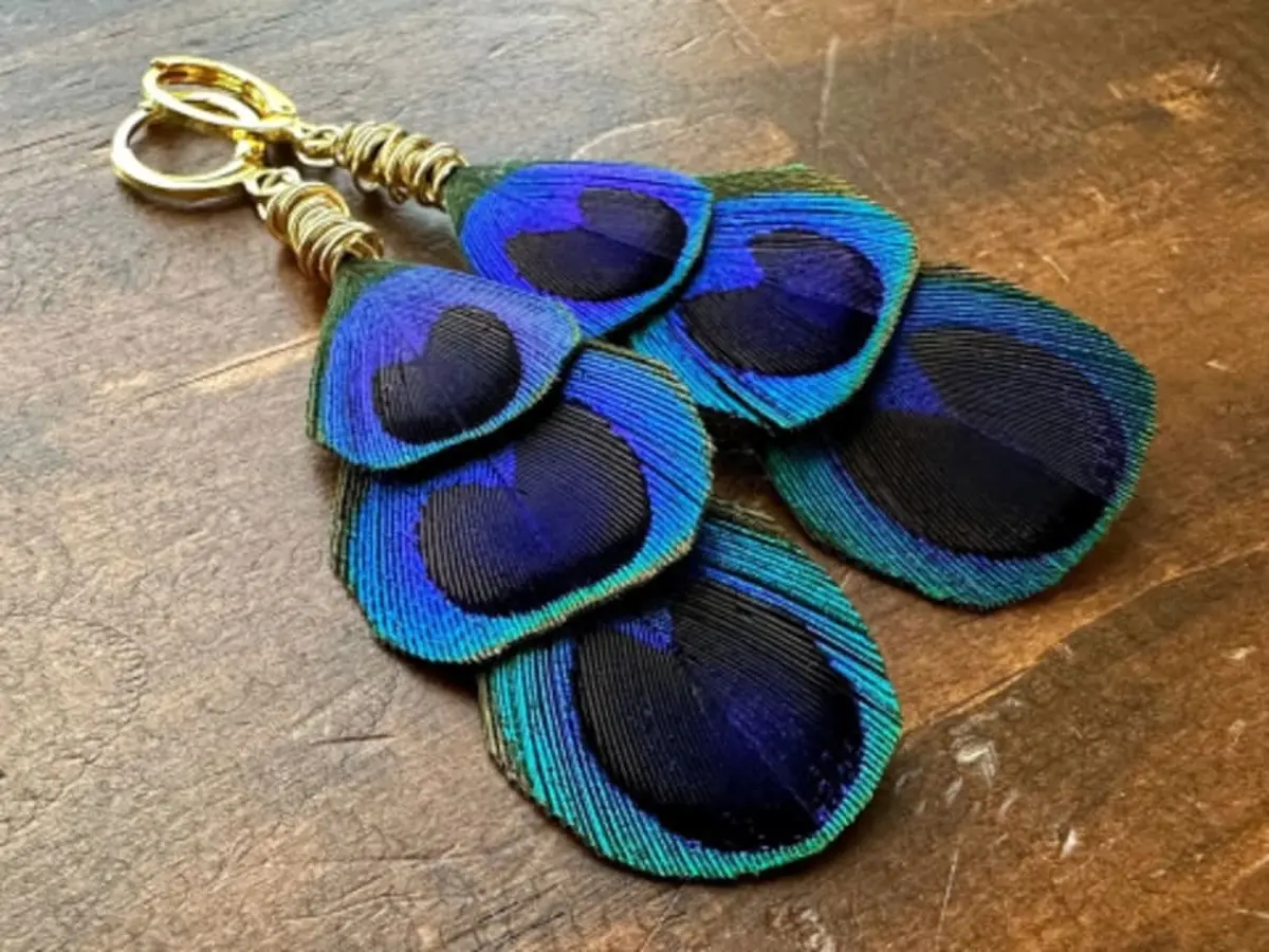 Atelier création de boucles d'oreilles en plumes à Paris 1er