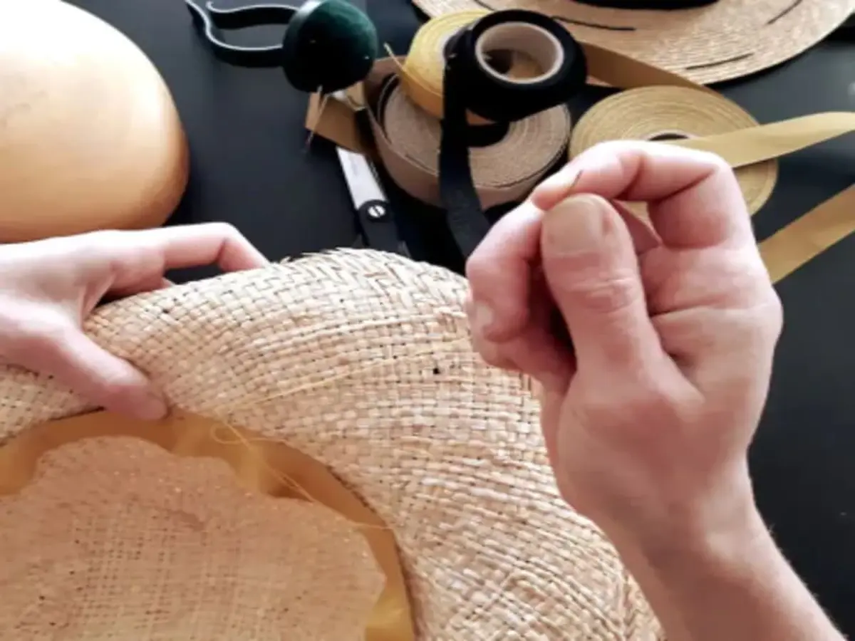 Atelier création de chapeau avec une créatrice mode à Paris 9e
