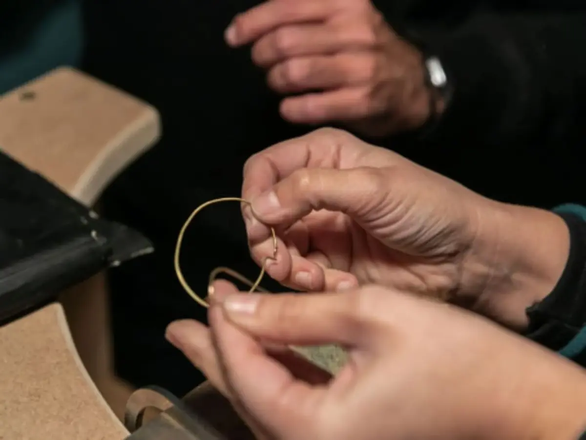 Atelier création de créoles en laiton ou argent à Paris 9e